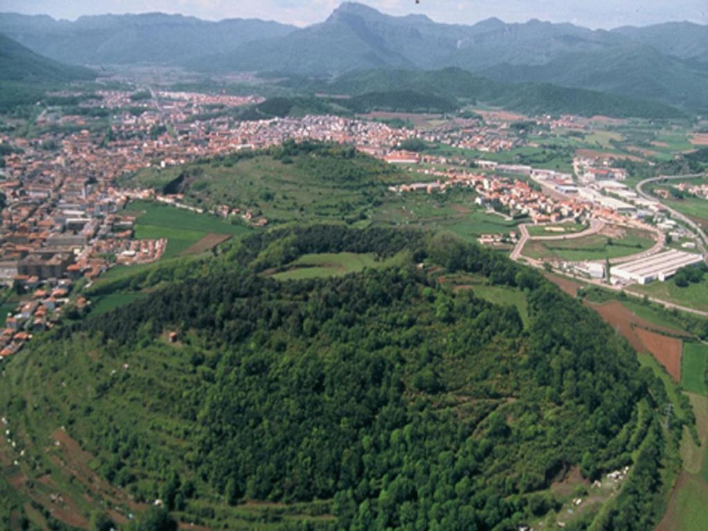 Hostal Sant Bernat Olot Exterior photo