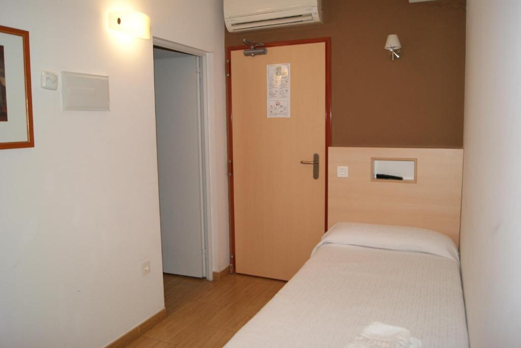 Hostal Sant Bernat Olot Room photo